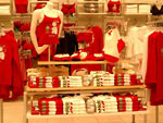 商品もクリスマスを感じさせる赤白の彩り